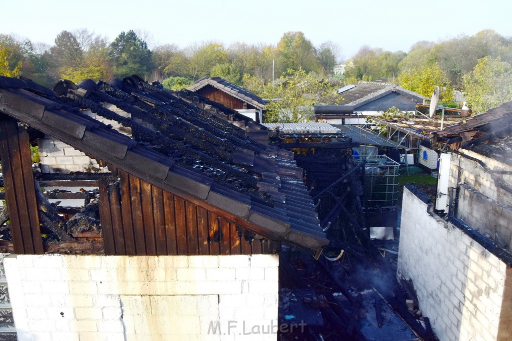 Feuer 1 brannten 3 Lauben Koeln Fuehlingen Kriegerhofstr P090.JPG - Miklos Laubert